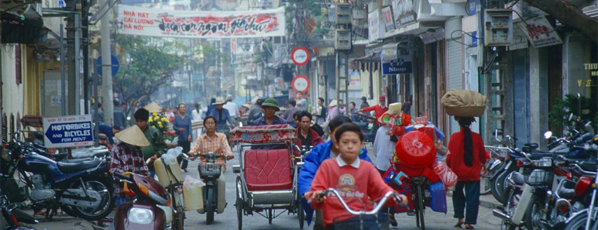 HAN Hanoi - street scene with cyclo2_b